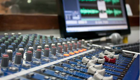 LA DEL
                      PUEBLO FM