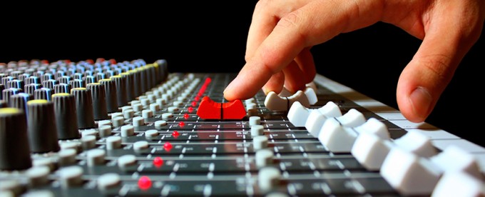 LA DEL
                      PUEBLO FM